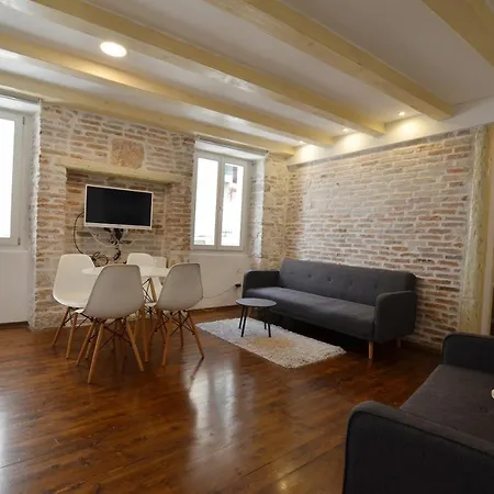 Grisia Apartment *
